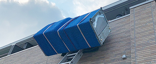 自宅やビルの上階から吊り作業で家電を回収