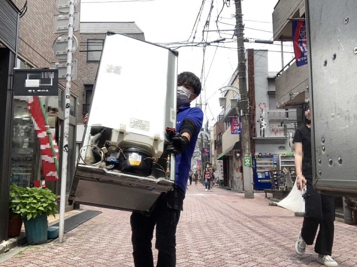 「買い替えにより不要になった冷蔵庫の回収」作業写真