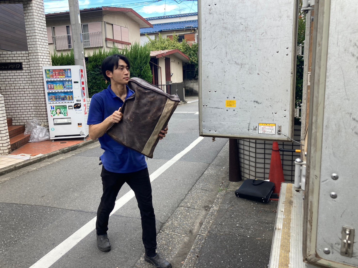 「大量の金属部品や革製品、廃材などの回収」作業写真