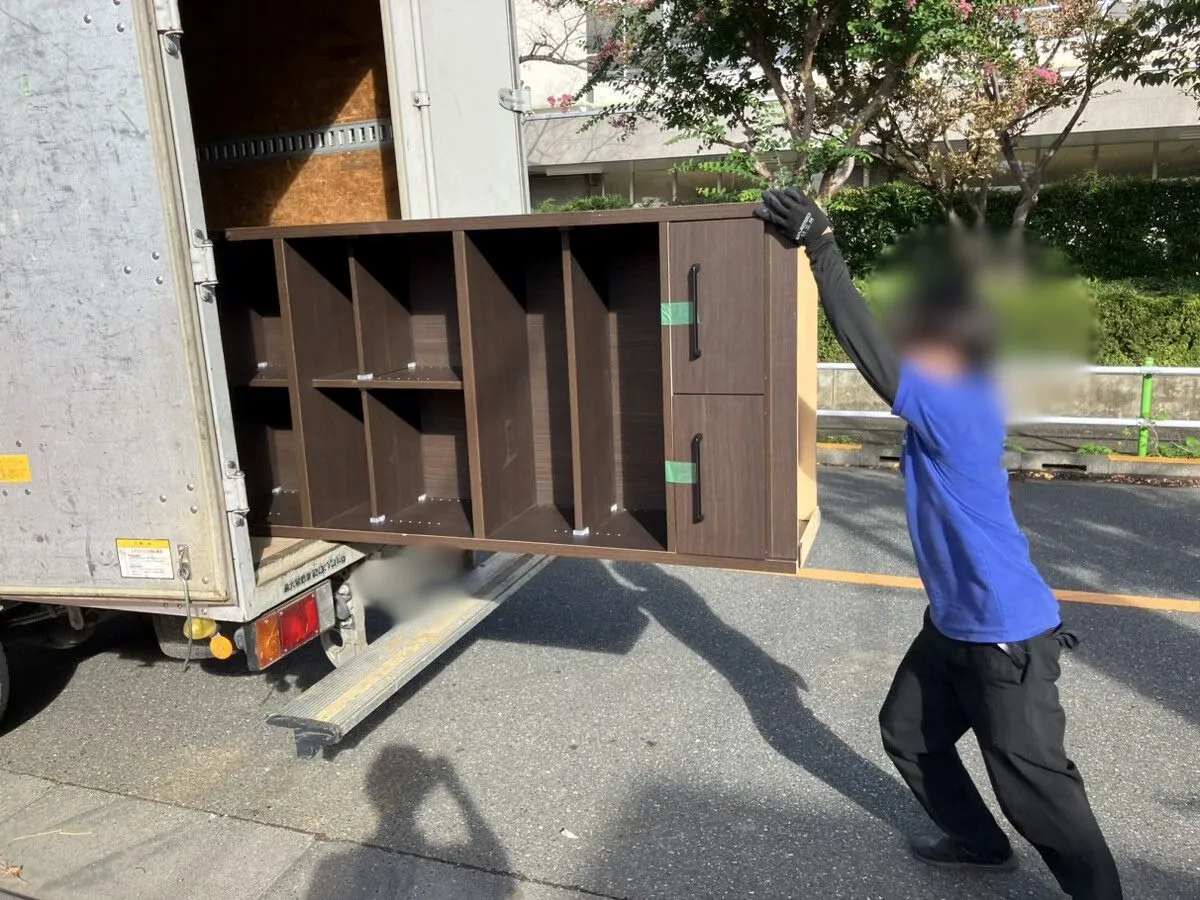 「1Rのマンションから収納棚を回収しました」作業写真