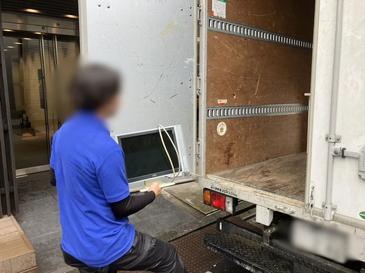 「1Kのマンションからテレビを2台回収しました」作業写真