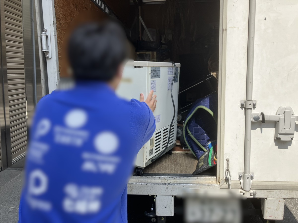 「1LDKのマンションから業務用冷凍庫を回収しました」作業写真
