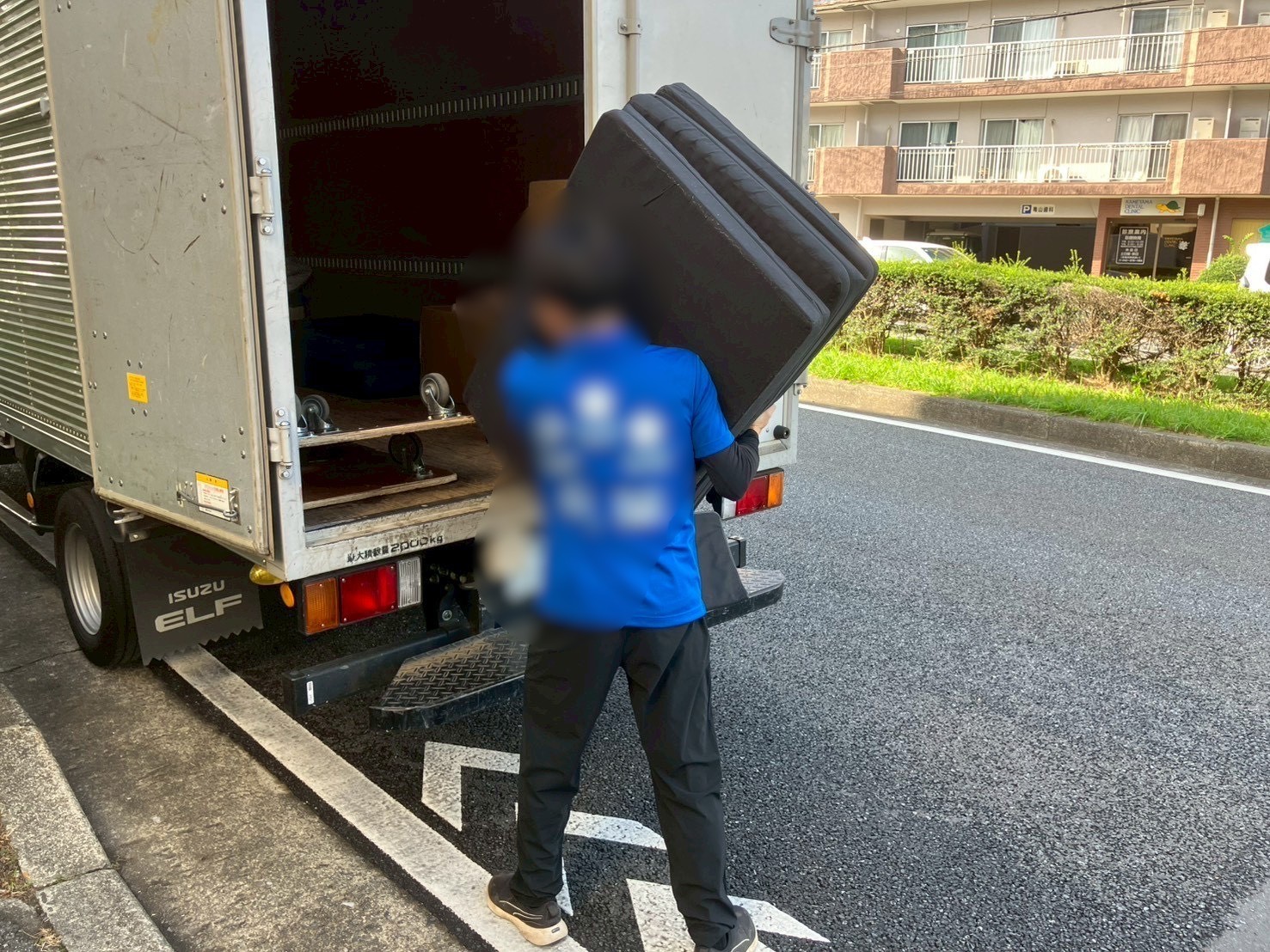 「2LDKのアパートのお部屋からマットレスを回収しました」作業写真