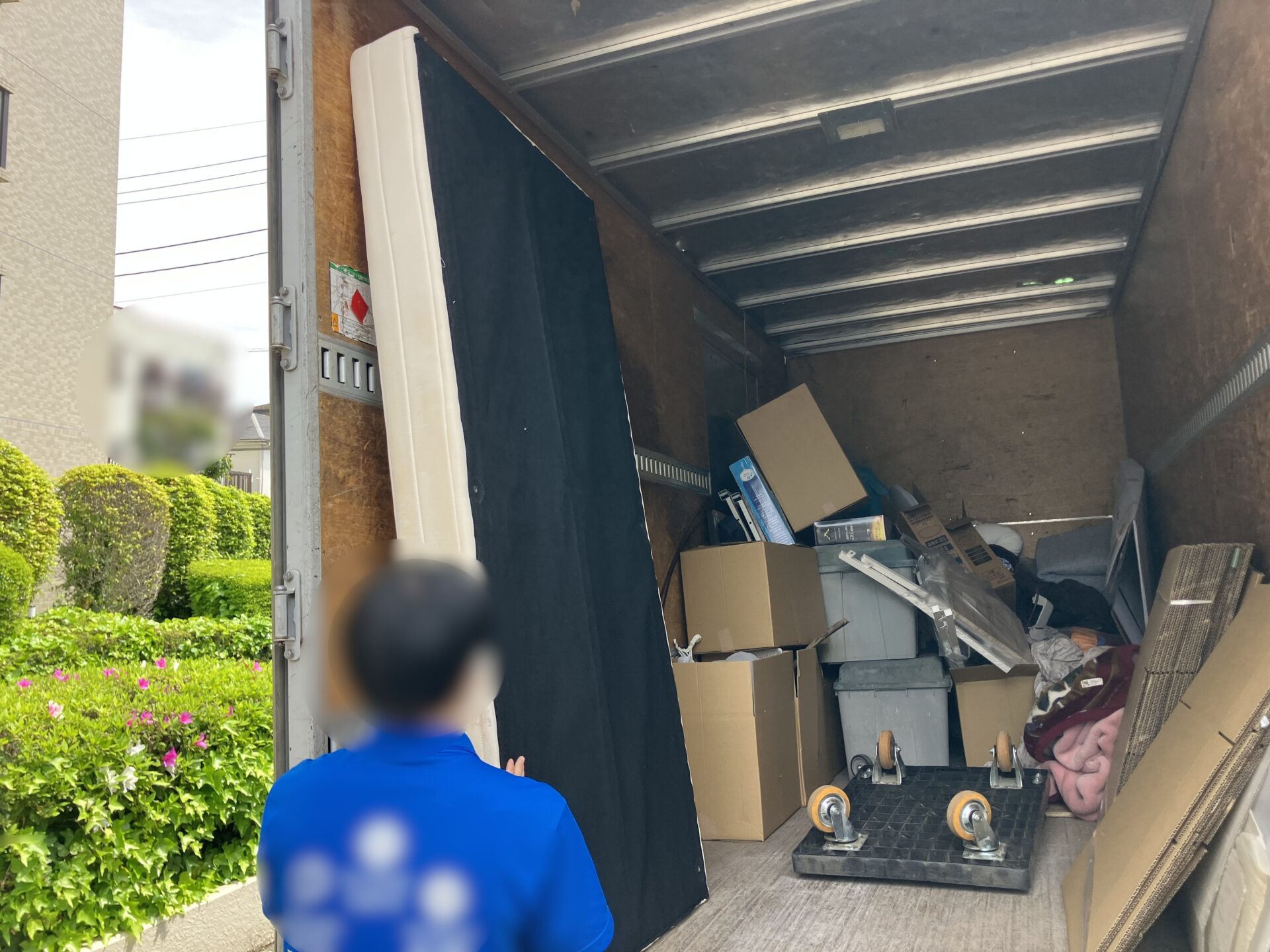 「2DKのマンションのお部屋からマットレスを回収しました」作業写真