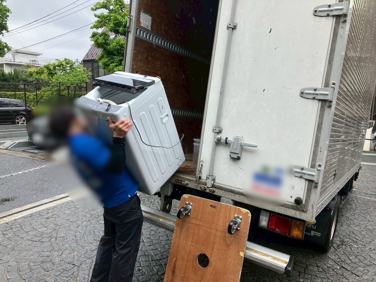 「アパートの1Kのお部屋から洗濯機を搬出、回収しました」作業写真
